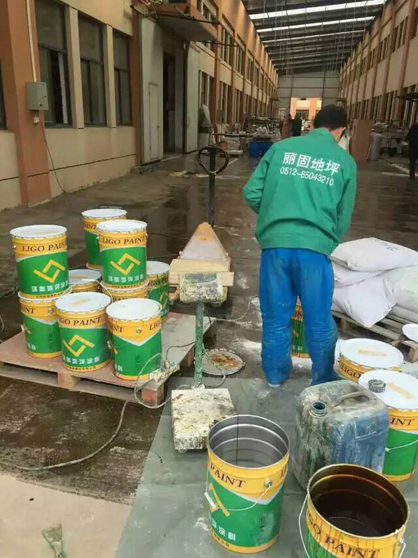 吳江標識公司平涂型環(huán)氧地坪進場施工